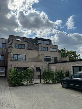 Ben je op zoek naar een instapklaar appartement in Begijnendijk? Dan is dit appartement misschien precies wat je zoekt. Het beschikt over twee comfortabele slaapkamers, een praktische berging in het appartement zelf én extra opbergruimte in de kelder. Achteraan het gebouw zijn er 2 private parkeerplaatsen voorzien. De open leefruimte geniet van veel natuurlijk licht, wat zorgt voor een aangename en huiselijke sfeer.<br /><br />Heb je interesse of wil je graag een bezoek plannen? Neem gerust contact met ons op via dirk@gysemansgroep.be of 016 360 460.<br /><br />Geen extra maandelijkse lasten.