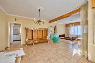 Te renoveren woning met 3 slaapkamers, 2 badkamers en een veranda gelegen op een mooi perceel van 985 m² te Mol-Rauw.<br /><br /><strong>INDELING:</strong><br /><strong>Gelijkvloers:</strong> inkomhal, woonkamer, keuken, badkamer, toilet, veranda<br /><strong>Eerste verdieping: </strong>nachthal, 3 slaapkamers, badkamer <br /><br /><strong>BIJZONDERHEDEN:</strong><br />- Houtkachel in woonkamer;<br />- rolluiken;<br />- kelder en zolder;<br />- mooi, ruim perceel.
