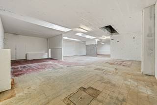 Dit unieke industriële gebouw is volledig ingericht als voedingsatelier en biedt een ideale infrastructuur voor ondernemers in de voedingssector. <br />Het pand is uitgerust met mobiele koelcellen, die eenvoudig aangepast kunnen worden aan de specifieke noden van de gebruiker. Deze flexibiliteit maakt het gebouw geschikt voor diverse activiteiten ook buiten de voedingsindustrie.<br /><br />Aan de voorzijde bevindt zich een ruimte van 112 m² die momenteel als kantoor wordt gebruikt. Een bijkomend voordeel is dat deze ruimte nog steeds vergund is als appartement, wat extra mogelijkheden biedt voor gemengd gebruik.<br /><br />Het gebouw heeft een vrije hoogte van 3,20 meter en onderscheidt zich door zijn uitstekende toegankelijkheid. Dankzij de ligging aan twee straten beschikt het pand over dubbele toegang via 2 sectionale poorten, wat een extra troef is naar logistieke bevoorrading.<br /><br />Dit veelzijdige gebouw combineert praktische voorzieningen met flexibiliteit, en is perfect gepositioneerd om aan de uiteenlopende behoeften van toekomstige gebruikers te voldoen.