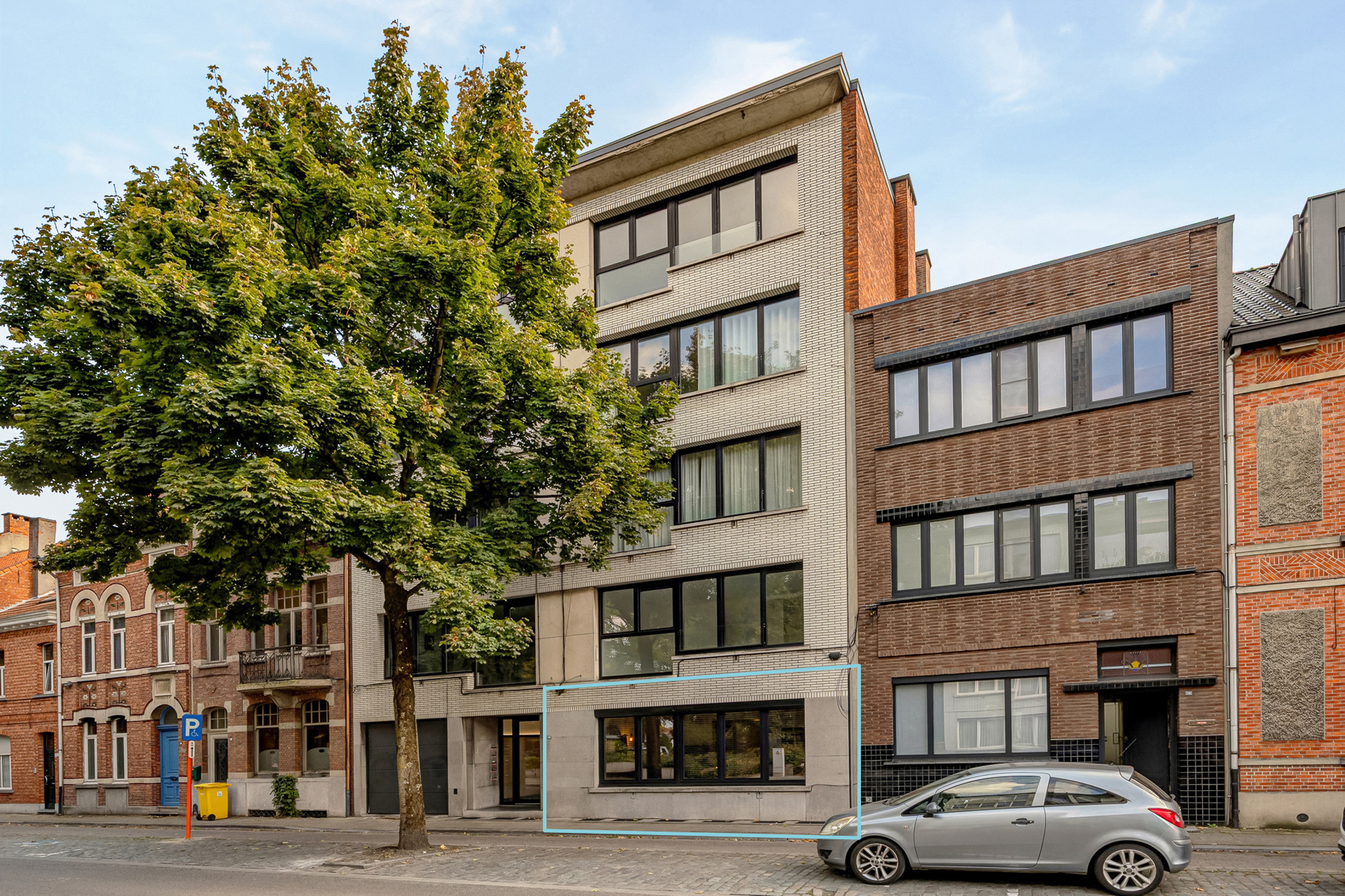 Appartement (totaalrenovatie) met 2 slpks en autostaanplaats - foto 1