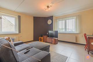 Vandaag nemen we je mee naar de rustige gemeente Bornem. De gemeente staat bekend voor zijn wondermooie fietsroutes doorheen de natuur en natuurlijk de alombekende dodentocht. Scholen, recreatiecentra en openbaar vervoer bevinden zich in een straal van 1km. Verder bevinden zich ook winkels en lokale restaurants op wandelafstand.<br /><br />In dit gebouw bieden we twee appartementen aan van dit type.<br /><br />Bij binnenkomst betreden we de open leefruimte met een geïnstalleerde, open keuken. Deze ruimte geniet van veel lichtinval door de raampartijen.<br />Wanneer we verder doorlopen, treffen we de comfortabel slaapkamer aan, die toegang geeft tot het aangenaam terras.<br /><br />De badkamer is netjes onderhouden en beschikt over een bad en een lavabo.<br /><br />Verder is dit appartement voorzien van een gastentoilet die alsook voorzien is van ingemaakte kasten.<br /><br />Het appartement is energiezuinig (label B) en leent zich perfect tot vastgoedinvestering.<br /><br />Heb je interesse in dit comfortabel appartement op een centrale ligging?<br />Neem gerust contact op via roy@julimmo.be of 0498 62 74 71.