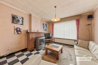 Op zoek naar een instapklare gezinswoning te koop in Oostkamp? Deze gezellige woning in de Patersonstraat combineert een praktische indeling met een aangename woonomgeving. Dankzij de zonnige diepe tuin, de inpandige garage en de vlot bereikbare ligging is dit de ideale thuisbasis voor gezinnen die comfortabel willen wonen.<br /><br />Met een bewoonbare oppervlakte van 144 m² biedt deze woning alle ruimte om zorgeloos te genieten. De lichtrijke leefruimte sluit mooi aan op de tuin, waar je in alle rust van de zon kunt genieten. Verder beschikt de woning over drie volwaardige slaapkamers, een badkamer en een inpandige garage die extra comfort en opbergruimte biedt. De ligging in Oostkamp is een absolute troef, met openbaar vervoer en een school op wandelafstand. <br /><br />Dankzij het gunstige EPC-label is hier geen renovatieplicht van toepassing. <br /><br />Benieuwd naar deze woning te koop in Oostkamp? Neem vandaag nog contact op met Immo Francois. Onze vastgoedexperten begeleiden je graag bij een bezoek. Ook in Oostkamp, Sint-Andries, Sint-Michiels en Varsenare staan wij klaar om je te helpen bij de aankoop of verkoop van een woning.<br /><br />Denk je eraan om je woning in Oostkamp te verkopen? Neem vrijblijvend contact op met Eva van Immo Francois in Oostkamp voor een gratis schatting via eva@immofrancois.be.<br /><br />