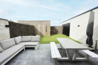 Bent u op zoek naar een energiezuinige woning op een toplocatie aan zee? Dan zal deze recente nieuwbouwwoning met <strong>energie-label A</strong> u ongetwijfeld weten te bekoren. Gelegen in een rustige en verzorgde nieuwe woonwijk in Mariakerke-Oostende, geniet u hier van een uitzonderlijke ligging op wandelafstand van de Zeedijk, het strand, de duinen, talrijke wandel- en fietsroutes, openbaar vervoer en diverse voorzieningen.<br />De woning werd afgewerkt met oog voor comfort en functionaliteit en biedt een aangename woonbeleving dankzij haar doordachte indeling en kwalitatieve afwerking.<br /><strong>Indeling gelijkvloers:</strong>
<ul>
<li><span>Ruime inkomhal voorzien van een alarmsysteem en praktische ingemaakte kasten.</span></li>
<li><span>Apart gastentoilet.</span></li>
<li><span>Lichtrijke leefruimte met gezellige eetplaats, voorzien van vloerverwarming en een stijlvolle ingebouwde gashaard die onmiddellijk zorgt voor een warme en sfeervolle uitstraling.</span></li>
<li><span>Praktische bureauruimte geïntegreerd in de woonkamer, ideaal voor thuiswerk.</span></li>
<li><span>Volledig uitgeruste keuken volledig uitgerust met ingebouwde toestellen: koelkast, diepvries, combi-oven, stoomoven, vaatwasser, … noem maar op.</span></li>
<li><span>Ruime berging/wasplaats.</span></li>
<li><span>Aan de voorzijde van de woning bevindt zich een aangenaam terras waar u in alle rust van de ochtendzon kunt genieten.</span></li>
<li><span>Via het schuifraam bereikt u de zuidgerichte tuin met aangelegde grasmatten en ruim terras.</span></li>
<li><span>Praktisch tuinhuis met extra opbergmogelijkheden.</span></li>
<li><span>In het verlengde van de tuin bevindt zich een poort die toegang geeft tot de achterzijde van het perceel, waar twee private staanplaatsen voorzien zijn.</span></li>
</ul>
<strong>Eerste verdieping:</strong>
<ul>
<li><span>Ruime master bedroom met toegang tot een zonnig terras en een prachtig uitzicht op de duinen.</span></li>
<li><span>Tweede volwaardige slaapkamer voorzien van een eigen douche en lavabo.</span></li>
<li><span>Derde slaapkamer, momenteel ingericht als bureauruimte, maar perfect bruikbaar als slaapkamer of hobbykamer.</span></li>
<li><span>Badkamer voorzien van zowel ligbad als douche en een dubbele wastafel.</span></li>
</ul>
<strong>Extra troeven:</strong>
<ul>
<li><span>Energiezuinige woning met <strong>EPC-label A</strong></span></li>
<li><span>Zonnepanelen aanwezig</span></li>
<li><span>Vloerverwarming</span></li>
<li><span>Zonnewering voorzien</span></li>
<li><span>Alarmsysteem</span></li>
<li><span>Twee private staanplaatsen</span></li>
<li><span>Elektrische installatie conform het AREI</span></li>
<li><span>Zuidgerichte tuin</span></li>
<li><span>Unieke ligging nabij zee, strand en duinen</span></li>
</ul>
Deze woning combineert een uitstekende ligging met hedendaags wooncomfort en energiezuinigheid. Een unieke kans voor wie op zoek is naar een vaste woonplaats, tweede verblijf of investering aan de Belgische kust.<br /><strong>Wenst u deze parel te bezichtigen?</strong><br />Neem dan vrijblijvend contact op via <strong>0495/50.69.20</strong> of stuur een e-mail naar <strong>nicolas@jolieinvest.be</strong><br />