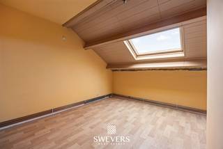 Voor meer info en foto’s, surf naar www.swevers.be – Deze halfopen bebouwing aan de Terbermenweg 6 in Herk-de-Stad combineert een rustige ligging...