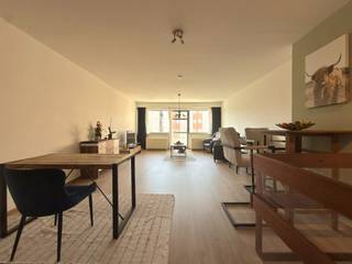 Gelegen op de tweede en derde verdieping van deze residentie kan je dit lichtrijke duplex appartement terugvinden.Binnenkomen doe je via de inkomhal...