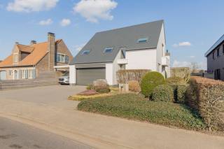 INSTAPKLARE OPEN BEBOUWING MET TIJDLOZE ARCHITECTUUR, 4 SLAAPKAMERS EN MOOIE TUIN OP 8A 51CA.De villa is gelegen langsheen de Kapelstraat in een...