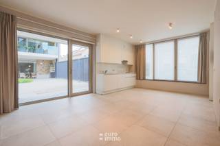 In het hart van Nieuwpoort-stad vindt u deze ruime luxueuze assistentieflat met één slaapkamer. Het complex is gelegen op de site van het voormalige Clarissenklooster tussen de Hoogstraat en de Recolettenstraat, in een oase van groen en rust! Deze perfect uitgeruste flat bestaat uit een woonkamer met terras, een open keuken, badkamer met douche, lavabo en toilet, een berging en 1 slaapkamer. De kamer en het volledige complex zijn perfect aangepast aan rolstoelgebruikers. Dankzij een uitgebreid dienstenpakket van woonassistent, crisiszorg en continue permanentie door middel van een oproepsysteem kan elke 65-plusser hier zorgeloos wonen. Met zijn brasserie, fitness, wellness, manicure, pedicure, biedt Clarenhof nét dat iets meer! E-peil = 39 / EPC = 83.83