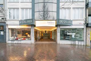 Deze handelsruimte is terug te vinden in de gezelligste galerij van Genk (verbinding tussen Fruitmarkt en Stationsstraat). De fruitmarkt biedt voldoende parkeermogelijkheden voor cliënteel. <br />Er zijn verschillende activiteiten mogelijk. Tot voorkort werd er een goed draaiende brasserie/koffiezaak uitgebaat. Indien gewenst kan er een professionele keuken geplaats worden in de aparte ruimte. In de galerij aan het pand mag (indien gewenst) een terras geplaatst worden.<br />Interesse? 011/873307 of info@puur-groep.be