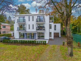 Dit recent gerenoveerd appartement op de tweede verdieping (met lift) geniet de volgende indeling: inkomhal, apart toilet, leefruimte met...