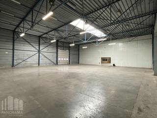 Deze functionele <strong>magazijnruimte </strong>met een oppervlakte van <strong>500 m²</strong> is uitstekend gelegen in de<strong> industriezone Pathoekeweg</strong>.<br /><br />De loods beschikt over een vrije hoogte van 5,25 m tot 7,40 m en is toegankelijk via een automatische sectionale poort (4,64 m H x 4,28 m B). Verder is de ruimte uitgerust met een duurzame polybetonvloer, TL-verlichting, een lichtstraat, stadswater en een 380V-elektriciteitsaansluiting.<br /><br />Dankzij de strategische ligging nabij de Expresweg (N31) geniet u van een vlotte verbinding naar de A11, E40 en E403, wat zorgt voor een uitstekende bereikbaarheid.<br /><br />Op de verharde site is er bovendien ruime parkeer- en manoeuvreerruimte beschikbaar.<br />Ook mogelijkheid tot huren van 1.030 m² magazijnruimte.<br /><br />Contacteer <strong>PANORAMA B2B</strong> voor bijkomende (technische) inlichtingen, plannen of een vrijblijvend plaatsbezoek <strong>0479 70 70 73</strong>.