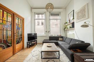 <h3><span>Renovated house with an idyllic city garden</span></h3><p><span>Are you looking for a home full of character where authenticity and modern living comfort blend seamlessly? Then this beautiful townhouse in the beloved Viaduct-Dam neighborhood is sure to charm you. This unique gem was thoroughly renovated in 2019 with respect for its authentic charm and features an exceptionally beautiful, green city garden.</span></p><h4><span>Ground Floor</span></h4><p><span>As you enter through the stately foyer, you’re immediately greeted by the impressive high ceilings and numerous authentic features, such as the original interior doors, moldings, and beautiful ceiling ornaments. Adjacent to this is the spacious living area, which is bathed in natural light thanks to the large windows.</span></p><p><span>The home then leads you to the stylish open kitchen, where you can enjoy a beautiful view of the unique garden. The ground floor also features a guest bathroom and a practical storage room.</span></p><h4><span>First Floor</span></h4><p><span>On the first floor, you’ll find a beautifully renovated bathroom, equipped with a bathtub, spacious walk-in shower, double sink, and toilet. Thanks to the abundant natural light, this space feels exceptionally pleasant and luxurious.</span></p><p><span>In addition, this floor features two exceptionally spacious bedrooms.</span></p><h4><span>Second floor</span></h4><p><span>The fully renovated second floor serves as a full-fledged master floor. Here you’ll find the spacious master bedroom with a stylish en-suite bathroom, featuring a walk-in shower, sink, and toilet.</span></p><p><span>There is also a fourth room, currently furnished as a walk-in closet and office space, but equally suitable as an extra bedroom.</span></p><h4><span>Basement</span></h4><p><span>Beneath the entire built-up area is a very spacious basement. This offers numerous possibilities as storage space, a hobby room, a studio, or a wine cellar.</span></p><h4><span>Garden</span></h4><p><span>The absolute highlight of this home is undoubtedly the beautiful, idyllic city garden. A unique green oasis in the heart of the city, where peace, privacy, and conviviality take center stage. The perfect place to relax, enjoy long summer evenings, or entertain friends and family.</span></p><h3><span>Interested?</span></h3><p><span>Are you curious about this exceptional home full of charm, space, and character? Schedule your visit today via <span>www.janssenenjanssen.be</span></span><span>!</span></p>