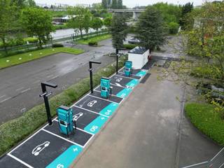* 257 m² aangename kantoorruimte op de begane grond.* 100 m² multifunctioneel magazijn + 8 parkeerplaatsen inbegrepen!Het kantoor is zeer goed...