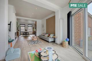 Vous recherchez une maison prête à emménager à Vilvorde ? Découvrez cette fantastique maison au premier étage à quelques pas du centre commercial. Parce que les transports en commun et les écoles sont situés à proximité, vous pouvez y profiter d'un emplacement idéal et du confort de votre maison.La disposition est la suivante :Rez-de-chaussée : - Hall d'entrée- Très grand garage avec portail automatique- Une salle polyvalente (aujourd'hui salle de jeux et buanderie) pouvant servir de chambre supplémentaire avec accès direct au jardin ensoleillé1er étage : Z- Espace de vie moderne et ensoleillé avec accès à la terrasse confortable - Une cuisine ouverte entièrement équipée- Une première toilette2ème étage: Deux chambres spacieuses (une avec dressing) et une salle de bain moderne (avec toilette)Grenier : Un escalier mène au grenier, qui peut être parfaitement aménagé en chambre d'appoint ou en chambre d'amisPrincipaux points forts :- Très bon score EPC (efficacité énergétique)- Possibilité de 3 à 4 chambres- Grand garage et joli jardin ensoleillé- Emplacement central à VilvordePrêt à emménager ? N'attendez plus ! Contactez-nous rapidement pour un rendez-vous et venez visiter votre nouvelle maison !Le bien est proposé selon la formule Pre-sale. Du 31/03/2026 16:00 au 03/04/2026 18:00, vous pouvez visiter le bien sur rendez-vous et faire une offre. Le prix affiché est un prix indicatif. Pour plus d'informations, veuillez contacter le responsable du dossier.