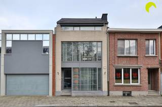 At a very convenient location in Wilrijk we find this property that can serve many purposes. Located near the Sint-Augustinus hospital, the...