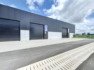 Nieuwbouw KMO-unit te huur van ca. 180 m² in project Saturnus te Sint-Baafs-Vijve. Voorzieningen: - Parkeerplaats- Lichtstraat- Gepolierde...