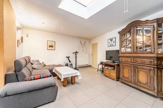 <p>Charmante woning met mooie tuin, garage en uitstekende ligging in Temse.</p>
<p>Deze woning in de Sint-Jorisstraat combineert comfort, ruimte en een centrale ligging. Dankzij het gunstige <strong>EPC-label C</strong> geniet je van een energiezuinige basis die je verder kan afwerken naar eigen smaak. De lichtrijke leefruimtes, praktische indeling en ruime zolder maken deze woning ideaal voor gezinnen of koppels die op zoek zijn naar extra woonruimte. Bovendien bevinden het station, openbaar vervoer, winkels, scholen en het ziekenhuis zich op korte afstand.</p>
<p><strong>Indeling:</strong></p>
<ul><li>Inkomhal van 17 m² met toegang tot de leefruimtes</li><li>Lichtrijke living van 22 m²</li><li>Eetkamer van 20 m² aansluitend op de keuken</li><li>Volledig ingebouwde keuken van 10 m²</li><li>Badkamer van 6 m² met douche en wastafel</li><li>Drie slaapkamers van 6 m², 15 m² en 16 m²</li><li>Garage van 22 m² met automatische poort en extra bergruimte</li><li>Ruime zolder van 40 m² bereikbaar via een vaste trap, met tal van uitbreidingsmogelijkheden</li><li>Mooie, aangename tuin waar je in alle rust van het buitenleven kan genieten</li></ul>
<p><strong>Troeven:</strong></p>
<ul><li>Energiezuinige woning met <strong>EPC-label C</strong></li><li>Ruime zolder met uitbreidingspotentieel</li><li>Garage met automatische poort</li><li>Aangename tuin</li><li>Mogelijkheid om verder af te werken naar eigen smaak</li><li>Centrale ligging nabij station, openbaar vervoer, winkels, scholen en het ziekenhuis</li></ul>
<p>Een woning met veel potentieel, ruime leefoppervlakken en een mooie buitenruimte, gelegen op een uitstekende locatie in Temse.</p>