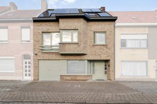 Op een ideale locatie, dicht bij scholen, supermarkten en belangrijke invalswegen, treffen we deze verrassend ruime en energiezuinige woning aan...