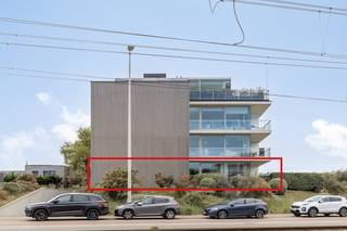 In de Rietveld-residentie Jean Prouvé te Sint-Idesbald (Koksijde) vinden we dit modern appartement (93 m²) met 2 slaapkamers en mooi terras (16 m²)...