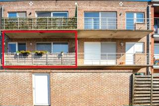Dit ruim (106m²), instapklaar en energiezuinig appartement (EPC B-109 kWh) bevindt zich in een recent (1995) en verzorgd gebouw van 6 wooneenheden met een maandelijkse kost van €92 te Duffel-Oost.<br /><br />Met de trap bereiken we de eerste verdieping.<br />We komen binnen via een gepantserde deur naar een inkomhal met plaats voor kapstok en schoenenkast.<br /><br />Er zijn 2 koele grote slaapkamers aan de Westkant (ca 14 m²) op laminaat (2024), een ruime berging, apart toilet met lavabo, badkamer met lavabomeubel, kolomkast (februari 2019) en bad. Een ruime living met veel lichtinval en een volledig geïnstalleerde open keuken met inductievuur, oven, ijskast en afwasmachine (allemaal nieuw van februari 2019).<br /><br />Verder is er nog een zonnig terras van ongeveer 8 m² (voormiddag en namiddag zon), te betreden via een aparte deur.<br /><br />Achteraan bevindt zich een garagebox met verlichting en stopcontact.<br />