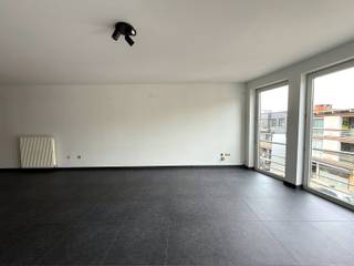 Appartement met twee slaapkamers op wandelafstand van het centrum.Indeling en omschrijving:U betreedt dit appartement via de inkomhal. Vooraan...