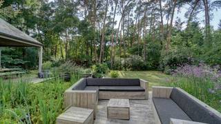 Zeer rustig en residentieel gelegen stijlvolle villa op een mooi achterliggend perceel met volledige privacy. Prachtige aangelegde tuin met...