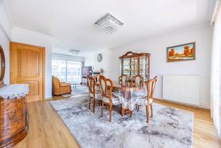 Ontdek dit centraal gelegen appartement (104 m²). Van hieruit zijn alle winkels en faciliteiten te voet bereikbaar. Er is een afzonderlijke inkomhal met gastentoilet. De grote leefruimte geniet van veel natuurlijk daglicht. Aansluitend vinden we de ingerichte keuken. Leuke extra is het terras aan de voor- én achterzijde. <br />Verder zijn er drie ruime slaapkamers en een badkamer met bad/douche combinatie. Handig is ook de bijhorende kelderberging. Een garage achteraan het gebouw kan worden bijgekocht . Plan snel uw bezoek! Topper!