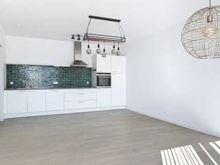 Recent dakappartement te huur in Brig in Boomindeling:- inkomhal- woonkamer met open uitgeruste keuken- terras - berging met aansluiting voor wasmachine en droogkast- gastentoilet- badkamer met inloopdouche en dubbele lavabomeubel- slaapkamer 1 Bij het appartement hoort tevens een ondergrondse autostaanplaats met laadpunt en kelderberging.Locatie: dit appartement te huur in Boom is gelegen in blok 2 van het project Brig aan de oevers van de Rupel. Het centrum van Boom bevindt zich op wandelafstand alsook het recreatiedomein De Schorre. Via de A12 en E19 heeft u bovendien een vlotte verbinding met Antwerpen, Brussel en Mechelen.Bijzonderheden:- energiezuinig BEN appartement (Bijna-energie-neutraal)- energiezuinige verwarming op aardgas en waterstof- hoogrendementsbeglazing- 3 privatieve zonnepanelen- vloerverwarming- dakappartement- terras met zicht op het water- vliegenramen- provisie gemeenschappelijke kosten 85 euro/maand (inclusief verwarming)- inclusief ondergrondse autostaanplaats met laadpunt en kelderberging- plaatsbeschrijving op gemeenschappelijke kosten tussen huurder en verhuurder- gemeenschappelijke fietsenstalling- Bringme systeem voor pakjes- Onmiddellijk beschikbaarBent u geïnteresseerd in dit prachtig appartement te huur in Boom? Aarzel dan niet om om contact op te nemen.