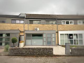 Prachtige instapklare woning in het hart van Oppuurs

Deze instapklare woning combineert comfort, energiezuinigheid en rust met een uitstekende ligging in het groene en gezellige Oppuurs.

Op het gelijkvloers vind je een inkomhal met apart toilet, een lichte en gezellige woonkamer en een recent gerenoveerde, moderne open keuken. De grote leefruimte zorgt voor een aangename en praktische woonomgeving.

Op de eerste verdieping bevinden zich een nachthal, 3 slaapkamers, een badkamer met regendouche en een handige berging/wasplaats.

De volledig afgesloten tuin is onderhoudsvriendelijk en beschikt over een zonnig terras, ideaal om rustig te genieten. Achteraan bevindt zich bovendien een dubbele garage, voorzien van een recent vernieuwde elektrische rolpoort.

Ook op vlak van energie en comfort heeft deze woning heel wat troeven. Zo beschikt ze over:

* zonnepanelen
* warmtepompen
* elektrische zonnewering
* elektrische rolluiken
* pelletkachel

De woning is dan ook bijzonder energiezuinig en duurzaam en biedt dankzij de verschillende voorzieningen een aangenaam wooncomfort in elk seizoen.

Ligging

De woning is gelegen in het rustige en centraal gelegen Oppuurs, een deelgemeente van Puurs-Sint-Amands. Dankzij de nabijheid van de N16, A12 en N17 zijn omliggende gemeenten en steden vlot bereikbaar.

Een kleuter- en lagere school bevindt zich op slechts 300 meter wandelafstand. De school is bereikbaar via een veilig wandelpad aan het einde van de doodlopende wijk.

Een ideale woning voor wie op zoek is naar een instapklare gezinswoning met 3 slaapkamers, garage, tuin én een uitstekende combinatie van rust, comfort en bereikbaarheid.

GEEN IMMO – rechtstreeks van eigenaar

📧 bieshuizen21@gmail.com
📱 0475 32 60 32