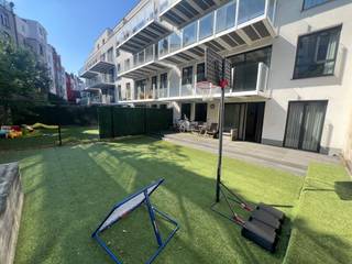 <p><span>Prachtig, recent 2 slaapkamer gelijkvloers appartement op een super goede locatie in de Europese wijk. Inkomhal welke uitgeeft op een grote, lichtrijke leefruimte met aansluitend een volledig ingerichte keuken met eethoek. Ruim terras (30m²) + aansluitende privétuin aan de achterzijde (+/- 100m²). Nachthal met apart toilet, wasruimte en badkamer met ligbad en dubbele lavabo. 2 slaapkamers (14m² & 10m²). Private kelder. Zeer goede ligging in een rustige straat, op wandelafstand van het openbaar vervoer, de Europese instellingen, Metro, winkels en restaurants.</span></p><p><span> </span></p>