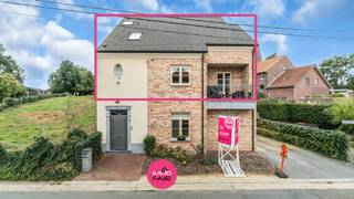 In het landelijke Hees, een rustige deelgemeente van Bilzen-Hoeselt, vind je dit uitzonderlijk ruime duplexappartement met drie royale slaapkamers, een privatief terras en een garage. Met circa 161 m² bewoonbare oppervlakte geniet je hier van uitzonderlijk veel ruimte, verdeeld over twee volwaardige verdiepingen.<br /><br />De ligging combineert rust en een landelijk karakter met een vlotte bereikbaarheid. Maastricht ligt vlakbij en ook scholen, supermarkten en de centra van Bilzen, Riemst en Tongeren zijn goed bereikbaar.<br /><br />De indeling is als volgt:<br /><br />Op de eerste verdieping kom je binnen in de ruime en lichtrijke leefruimte. De open indeling biedt volop plaats voor een gezellige zithoek, een grote eettafel en een bijkomende ontbijthoek. Dankzij de verschillende raampartijen en deuren naar buiten valt er veel natuurlijk licht binnen.<br /><br />De aansluitende keuken is praktisch ingericht en grenst aan een ruime, afzonderlijke wasplaats. Op deze verdieping vind je bovendien een apart gastentoilet. Vanuit de leefruimte heb je toegang tot het privatieve terras, waar je in alle rust buiten kunt zitten.<br /><br />Via de trap bereik je de tweede verdieping. Hier bevinden zich drie volwaardige slaapkamers van circa 15 m², 23 m² en 26 m². De kamers bieden stuk voor stuk voldoende plaats voor een tweepersoonsbed, kasten en eventueel een bureau- of werkhoek.<br /><br />De ruime badkamer van circa 11 m² is uitgerust met een dubbele wastafel, een douche en een ligbad. Ook op deze verdieping is er een afzonderlijk toilet aanwezig.<br /><br />De inbegrepen garage maakt het geheel compleet en biedt zowel een eigen parkeerplaats als bijkomende bergruimte.<br /><br />De belangrijkste troeven:<br /><br />- Ruim duplexappartement in kleinschalige residentie met slechts twee wooneenheden<br />- Drie ruime slaapkamers en twee afzonderlijke toiletten<br />- Privatief terras en inbegrepen garage<br />- EPC-label B: 176 kWh/(m² jaar)<br />- Landelijke ligging vlakbij Maastricht en omliggende centra<br /><br />Zoek je een instapklaar duplexappartement met veel ruimte, drie volwaardige slaapkamers, een terras en een eigen garage?<br /><br />Neem contact op met Immofair via 089 390 990 of info@immofair.be en