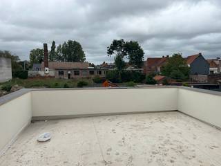 n urban villa appartement in het centrum van Menen, op een toplocatie dicht bij winkels en openbaar vervoer.<br /><br />Dit nieuwbouwappartement combineert hedendaags wooncomfort met een praktische indeling. Gelegen in Hof Gaston Boghemans, geniet u van een rustige woonomgeving met alle voorzieningen binnen handbereik. Het ruime terras van 29 m² biedt een aangename buitenruimte, ideaal om te ontspannen. De twee slaapkamers maken het appartement geschikt voor zowel koppels als kleine gezinnen.<br /><br />Belangrijkste ruimtes:<br />• Living met veel lichtinval en toegang tot het terras<br />• Moderne openkeuken met praktische indeling<br />• Twee comfortabele slaapkamers<br />• Badkamer met eigentijdse afwerking<br />• Parkeerplaats (€12 000)<br /><br />Troeven:<br />• Duurzame nieuwbouw<br />• zonnepanelen<br />• Centrale ligging in Menen<br /><br />Neem vandaag nog contact op met uw ERA-makelaar voor een bezoek.<br /><br />JOUW DROOMAPPARTEMENT. ZO GEVONDEN!