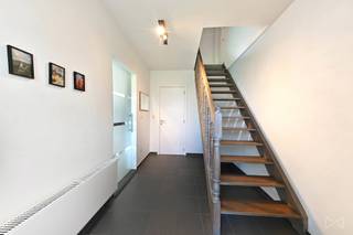 Op een bijzonder rustige locatie in Holsbeek, in een doodlopende straat omringd door velden en wandelwegen, ligt deze charmante halfopen bebouwing. De woning werd rond 2015 grondig gerenoveerd en is volledig instapklaar.<br /><br />Binnen vormt de open leefruimte het hart van de woning, met aansluitend een ruime en praktische keuken. Verder zijn er drie slaapkamers, een badkamer en voldoende bergruimte. Zo is er een bureauruimte, wasberging, kelder en zolder aanwezig.<br /><br />Ook buiten biedt de woning heel wat comfort. De volledig omheinde, zuidgerichte tuin beschikt over een ruim terras en een grote tuinberging. Vooraan is er plaats om twee wagens te parkeren.<br /><br />De ligging combineert het beste van twee werelden. Je woont hier midden in het groen, met wandel- en fietsroutes vlakbij en het Kasteel van Horst op wandelafstand, terwijl ook Leuven, Aarschot en de belangrijkste verbindingswegen vlot bereikbaar blijven.<br /><br />Een instapklare gezinswoning op een mooie, rustige locatie, met een fijne tuin en de natuur vlak voor de deur. <br /><br />De woning is beschikbaar vanaf mei/juni 2027 in onderling overleg met de eigenaars.<br /><br />Interesse voor een bezoek ter plaatse? Contacteer ons snel!
