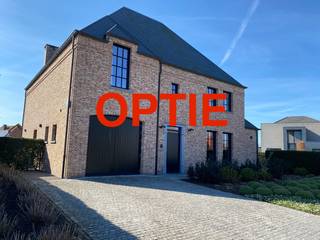 OPTIE - Instapklare, energiezuinige gezinswoning waar ruimte, licht en comfort centraal staan<br /><br />LIGGING<br />De woning is gelegen in een rustige straat, met enkel lokaal verkeer, wat zorgt voor een geluidsarme en veilige leefomgeving. Tevens ligt de E34 slechts op een boogscheut afstand, met een snelle verbinding naar Turnhout/Antwerpen en Veldhoven/Eindhoven. Ook het centrum is nabij.<br /><br />ENERGIEZUINIG<br />De woning is energiezuinig (E-peil 48), wat zich vertaalt in een lage energiefactuur. De vloerverwarming met passieve koeling - zowel gelijkvloers als op de eerste verdieping - zorgt het hele jaar door voor een aangenaam binnenklimaat. Naast de ruimteverwarming, zorgt de geothermische warmtepomp voor sanitair warm water en ook koken gebeurt elektrisch (inductie).<br /><br />GELIJKVLOERS<br />Via de voordeur kom je in de ruime inkomhal met gastentoilet. Van hieruit heb je toegang tot de leefruimte met open keuken, die naadloos aansluit op de woonkamer. De open indeling creëert een ruimtelijk gevoel en maakt dit tot het hart van de woning – ideaal voor gezellige momenten met familie en vrienden.<br /><br />Op het gelijkvloers vind je verder een inpandige garage en een kantoor/speelruimte. Bij de achterdeur is er een inkomsas met handenwasser. Deze grenst aan de wasruimte, welke is uitgerust met een inloopdouche.<br /><br />EERSTE VERDIEPING<br />Op de eerste verdieping bevinden zich drie volwaardige slaapkamers. Twee slaapkamers zijn voorzien van een dressing op maat. Ook de badkamer is volledig ingericht met zowel een ligbad als een inloopdouche. Daarnaast is er een apart toilet op de nachthal.<br /><br />TWEEDE VERDIEPING<br />De zolderverdieping is afgewerkt met OSB en biedt tal van mogelijkheden. Denk aan extra bergruimte, trainingsruimte of slaapkamer. Er is een indoor wasdraad aanwezig.<br /><br />TUIN<br />Buiten geniet je van een zonnige, zuidgerichte tuin die volledig omheind is – ideaal voor kinderen en huisdieren. De inbegrepen robotmaaier zorgt bovendien voor gebruiksgemak. De voortuin is volledig aangelegd en onderhoudsvriendelijk.