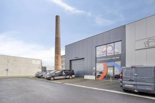 Bedrijfsgebouw met 2 verdiepingen opgedeeld in showroom, kantoren en atelierruimte met 2 keer een oppervlakte van ca. 317 m² te koop in...