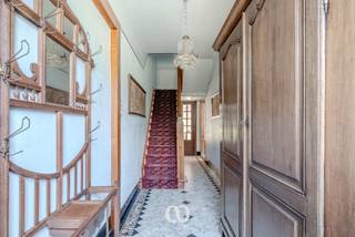 Deze statige villa uit het interbellum ademt de grandeur van weleer. Met haar typerende gevel, authentieke materialen en elegante lijnen is ze...