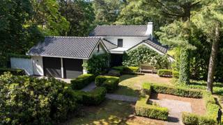 In de bosrijke villawijk de Meerse-bergen vinden we deze tijdloze, goed onderhouden villa terug op een perceel van 2.150m².INDELINGWe betreden de...