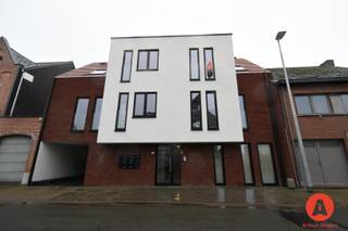 Prachtig recent en energiezuinig appartement te huur in het centrum van Opstal. Het 1 slaapkamerappartement is gelegen op de 2e verdieping die...