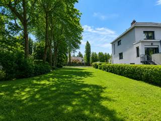<p><span> </span></p><p><span>Prachtige bouwgrond gelegen op een paar honderd meter van de Britse school.</span></p><p><span> </span></p><p><span>Deze zuid gerichte grond heeft een breedte aan de straatkant van  +/- 15.50 m op een diepte van +/- 61 m voor een  totaal oppervlakte van +/- 925 m².</span></p><p><span> </span></p><p><span>Onder voorbehoud van het verkrijgen van een stedenbouwkundig attest (in aanvraag) is deze grond geschikt voor het bouwen van een vrijstaande woning van maximum +/- 9,50 breed op 15 m diepte op het gelijkvloers en 12 m diepte op de verdieping. Eventueel tweede verdieping in het dak of  maar 1 verdieping met plat dak ook mogelijk.</span></p><p><span> </span></p><p><span>UIttreksel van de algemene voorschriften:</span></p><p><span>Maximale bouwdiepte is 15m op de begane grond en 12m op de verdieping ofwel 13m en 13 m, bouwvrije strook van 3m langs de weerzijde hebben (aan rechterzijde 3m afstand tot de weg naar de achtergelegen percelen). Het totale bebouwbare volume zal afhangen van het project(te bevestigen met de gemeente). De toegestane hoogte onder de kroonlijst is 6 m (zadeldak tussen 20° en 45°) of 7 m (plat dak). De voortuin mag voor maximaal 50% worden verhard. Maximaal 40% verharding tov. 60% groen op het perceel. Volgende algemene richtlijnen zijn van toepassing:</span></p><ul><li><span>21m van de as van de weg (en volgens advies van Wegen &amp; Verkeer);</span></li><li><span>Minimale voorgevelbreedte 8m</span></li></ul><p><span> </span></p><p><span>Sommige beelden zijn aangepast met AI.</span></p><p><span>Meer info's via <span>info@ap-p.be</span></span><span> of via 078 /48 47 00</span></p><p><span> </span></p>