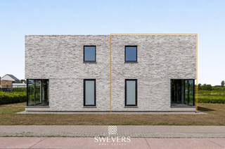 Voor meer info en foto’s, surf naar www.swevers.be – Ontdek LOT 1 in Project Passari, een stijlvol nieuwbouwproject aan de Diestersteenweg in Nieuwerkerken. Deze halfopen woning combineert hedendaagse architectuur, een praktische indeling en energiezuinige technieken. Met een bewoonbare oppervlakte van 157,5 m² beschikt de woning over een lichtrijke leefruimte en 3 volwaardige slaapkamers, ideaal voor gezinnen, koppels of wie extra ruimte wenst voor een bureau of hobbykamer. De woning ligt op een perceel van 6a 02ca met een aangename tuin. Optioneel kunnen een carport met fietsenstalling en een tuinberging worden voorzien. Dankzij zonnepanelen, een individuele lucht-waterwarmtepomp, vloerverwarming en een ventilatiesysteem D woont u comfortabel én energiezuinig. Daarnaast is er een regenwaterput van 7.500 liter met elektrische pomp, aangesloten op de toiletten en de vorstvrije buitenkraan. Een extra troef is dat u de afwerking nog naar eigen smaak kunt kiezen, van vloeren tot keuken en andere materialen. Project Passari biedt een rustige, groene woonomgeving met winkels, school, kinderopvang, openbaar vervoer en andere dagelijkse voorzieningen vlakbij. De grondwaarde bedraagt € 107.000 waarop 12% registratierechten van toepassing zijn. De constructiewaarde bedraagt € 272.000 en valt onder het btw-tarief van 21%. De weergegeven 3D-renders zijn illustratief en kunnen afwijken van de uiteindelijke uitvoering. Voor meer informatie, bel 011 255 155. Bron bewoonbare oppervlakte: EPC – verslag. De grondwaarde bedraagt € 107 000, waarop 12% registratierechten van toepassing zijn. De constructiewaarde van € 272 000 valt onder het standaard btw-tarief van 21%.