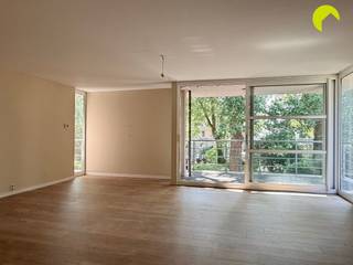 <p><span>Uitstekend gelegen in de Deurnestraat te Mortsel, vinden we dit prachtig en energiezuinig appartement met terras en unieke parktuin! Het openbaar vervoer en tal van winkels zijn vlakbij gelegen. Ook alle belangrijke toegangswegen naar Antwerpen zijn vlot te bereiken. </span></p><p><span>Het appartement ligt aan de achterzijde van het gebouw met zicht op groen!</span></p><p><span> </span></p><p><span>Indeling:</span></p><p><span>We komen binnen in een ruime inkomhal die toegang biedt tot de verschillende ruimtes van het appartement.</span></p><p><span>De lichtrijke woonkamer biedt een prachtig uitzicht op de gemeenschappelijke parktuin van het gebouw. Dankzij het grote schuifraam heb je rechtstreeks toegang tot het overdekte terras een ideale plek om in alle rust te genieten van het groen rondom! Er is geen buitenzonwering, maar de prachtige loofbomen beschermen tegen de hitte.</span></p><p><span> </span></p><p><span>De open, volledig geïnstalleerde keuken is uitgerust met alle nodige toestellen en biedt bovendien veel bergruimte. Aansluitend bevindt zich een praktische berging met aansluitingen voor wasmachine en droogkast.</span></p><p><span>Via de inkomhal bereiken we verder twee slaapkamers en een aangename badkamer, uitgerust met een lavabomeubel, spiegelkast en ligbad.</span></p><p><span>Het gastentoilet met handenwasser is apart en bevindt zich eveneens in de inkomhal.</span></p><p><span> </span></p><p><span>Tenslotte beschikt het appartement op de ondergrondse verdieping nog over een handige kelderberging én een autostaanplaats welke verplicht mee te huren is aan €50/maand.  </span></p><p><span> </span></p><p><span>Nuttige informatie:</span></p><ul><li><span>Maandelijkse kosten bedragen €170 (provisie water, minuterie, poetsen gang, lift, syndicus, onderhoud tuin,...) </span></li><li><span>Huurwaarborg: 3 maanden</span></li><li><span>Plaatsbeschrijving: €225 (per partij)</span></li><li><span>Onmiddellijk beschikbaar! </span></li><li><span>EPC: 151 kWh/m²</span></li></ul><p><span> </span></p><p><span>Boek nu zelf ONLINE uw afspraak in. Surf naar het betreffende eigendom op onze website www.habicom.be en klik op de roze knop 'PLAN EEN BEZOEK'. </span></p><p><span>Kies het moment dat u het beste uitkomt, vul de gevraagde contactgegevens in en klik nadien op verzenden om te bevestigen.</span></p><p><span> </span></p>
