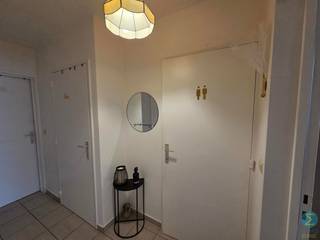 Gelijkvloers appartement met 1 slaapkamer en een autostaanplaats binnen de ring van Turnhout.Indeling:Via de inkomhal betreden we dit aangename...