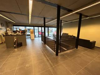 Dit ruime handelspand biedt een uitstekende gelegenheid voor diverse commerciële activiteiten (retail, showroom, kantoor,...) dankzij de...
