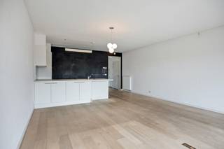 Wonen op de derde verdieping van residentie 'Blaisantpark' betekent kiezen voor een doordachte balans. Het project is gebouwd met kwalitatieve materialen en aandacht voor een functionele indeling. De residentie geniet van een bijzonder gunstige, groene ligging met de Rabot- en Tondelierparken in de directe omgeving. Het historisch centrum bevindt zich op slechts 1 km en ook winkels, scholen en supermarkten vindt u op wandelafstand. <br /><br />Via de inkomhal met vestiaireruimte en gastentoilet stapt u binnen in de leefruimte. Wat hier meteen opvalt, is het vele natuurlijke licht en de warme uitstraling van de houten vloer. Een groot schuifraam verbindt de woonkamer naadloos met het terras van 10 m², een rustgevende plek die aanvoelt als een verlengstuk van uw interieur.<br /><br />De strakke, open keuken is volledig uitgerust en gaat mooi op in het geheel. Erg handig is de extra berging: zo staan uw wasmachine en droogkast netjes uit het zicht.<br /><br />Verder telt dit appartement twee slaapkamers, waarvan één geniet van een balkon. De badkamer is voorzien van een grote inloopdouche en een dubbele lavabo. Tot slot beschikt u over een eigen kelderberging voor extra opslagruimte.<br /><br />Optioneel kan u een staanplaats aankopen voor 25.000 euro. <br /><br />Vraag vandaag nog uw bezoek aan! <br /><br />Bestuursmaatregelen in het maatregelenregister: nee<br /><br />Deze AI-visualisaties zijn bedoeld als inspiratie. Er werd geen rekening gehouden met technische specificaties, stedenbouwkundige voorschriften of de concrete mogelijkheden tot realisatie.