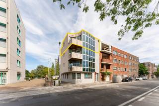 Dit instapklaar 2-slaapkamer appartement op de derde verdieping (lift aanwezig) bevindt zich in een kleinschalige residentie, bestaande uit 4 entiteiten. Het pand is op een ideale locatie gelegen nabij het station Gent-Sint-Pieters met alle voorzieningen zoals winkels, openbaar vervoer en scholen in de directe omgeving.<br /><br />De indeling gaat als volgt: inkomhall, lichtrijke leefruimte met open ingerichte keuken, keukenberging, 2 ruime slaapkamers, badkamer (met bad en douche), apart toilet, terras, ruime kelderberging en garagebox achteraan.<br />Momenteel verhuurd. EPC B. <br /><br />Het appartement beschikt tevens over een garagebox, die verplicht aan te kopen is voor €35.000.<br /><br />Ideaal als investering, voor studerende kinderen of voor eigen bewoning.