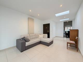 <br />RUIME GEZINSWONING met 5 SLAAPKAMERS en een BEWOONBARE OPPERVLAKTE van ca. 270 m², gelegen op een CENTRALE LIGGING te Dikkelvenne (Gavere). Dankzij de VLOTTE BEREIKBAARHEID en NABIJHEID van winkels, scholen en invalswegen vormt deze woning de IDEALE THUISBASIS voor gezinnen die RUIMTE zoeken. De woning beschikt over een PRAKTISCHE en DOORDACHTE INDELING met TAL VAN MOGELIJKHEDEN.<br />Via de ruime inkomhal met gastentoilet heeft u toegang tot de open leefruimte met moderne ingerichte keuken en toegang tot de kelder. Daarnaast bevindt zich op het gelijkvloers een ruime polyvalente ruimte, momenteel ingericht als bureauruimte, ideaal voor thuiswerk of hobby. Op de 1ste verdieping bevinden zich 3 slaapkamers en een ingerichte badkamer. Via een vaste trap bereikt u de zolderverdieping, waar nog 2 bijkomende slaapkamers werden ingericht.<br />Buitenshuis beschikt deze woning over een knusse, deels overdekt terras, waar u in alle rust kan genieten.<br />Mogelijkheid tot aankoop van een binnenautostaanplaats mogelijk! <br /><br />Adres: Nijverheidsstraat 45 te Dikkelvenne (Gavere)<br /><br />EPC: 352kWh/m², G-score en P-score B, Geen renovatieverplichting van toepassing, bestuursmaatregelen in maatregelenregister: Nee