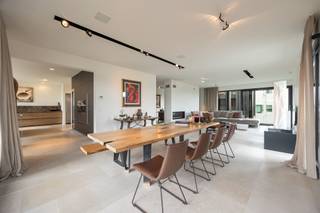 <p><span>Een uitzonderlijk ruim appartement op een van de meest bijzondere woonsites van Antwerpen. Met ca. 198 m² woonoppervlakte, een terras van ca. 35 m² en twee royale slaapkamers met elk hun eigen badkamer biedt dit appartement een combinatie van ruimte, rust en architectuur. De karaktervolle omgeving van Het Kanaal vormt daarbij het unieke decor.</span></p><p><span> </span></p><p><span>Indeling</span></p><p><span>U betreedt het appartement middels de inkomhal met gastentoilet en vestiaire, toegang tot een bureel met gashaard en aansluitend toegang tot een ruime en lichte woonkamer eveneens voorzien van een gashaard en schuifdeuren met toegang tot een royaal terras van ca 35 m². Zowel vanuit de woonkamer als vanuit de inkomhal heeft u toegang tot de ruime en hoogwaardig afgewerkte keuken met onder meer een kookeiland, natuursteen aanrechtbladen en diverse inbouwtoestellen. Praktische wasplaats / bijkeuken met aansluitingen voor wasmachine en droger. </span></p><p><span>Middels een gemeenschappelijke dressingkamer is er toegang tot een masterbedroom voorzien van een parketvloer, badkamer ensuite voorzien van ligbad, inloopdouche, toilet en dubbele lavabo. Tweede slaapkamer eveneens met badkamer ensuite.</span></p><p><span> </span></p><p><span>Bijzonderheden</span></p><p><span>Dit luxe appartement werd afgewerkt met oog voor detail! Bij de renovatie/nieuwbouw in 2015 werden duurzame en hoogwaardige materialen gebruikt. De bewoonbare oppervlakte bedraagt ca. 198 m², het terras heeft een oppervlakte van ca 35 m². Verwarming middels vloerverwarming, CV op aardgas. Uitgebreid alarmsysteem, camerabewaking, airconditioning in de masterbedroom. </span></p><p><span> </span></p><p><span>Mogelijkheid tot vergroten appartement</span></p><p><span>Er is een mogelijkheid tot het aankopen van het naastliggende appartement om zodoende een volledige verdieping tot één uniek appartement te realiseren! Hiermee ontstaat een appartement van ca 346m² en meer dan 60m² terrassen!</span></p><p><span> </span></p><p><span>Parkeren en berging</span></p><p><span>In de ondergrondse parkeerkelder zijn twee autostaanplaatsen beschikbaar. Mogelijkheid tot aankoop kelderberging (meerprijs van 14.000 euro).</span></p><p><span> </span></p><p><span>Het Kanaal</span></p><p><span>Een unieke woonbeleving welke werd gecreëerd door Axel Vervoordt in de voormalige brouwerij en mouterij aan het kanaal bij Wijnegem. Ontdek ook meer over dit bijzondere project op de website van Het Kanaal.</span></p><p><span> </span></p><p><span>Meer inlichtingen via ons kantoor.</span></p>