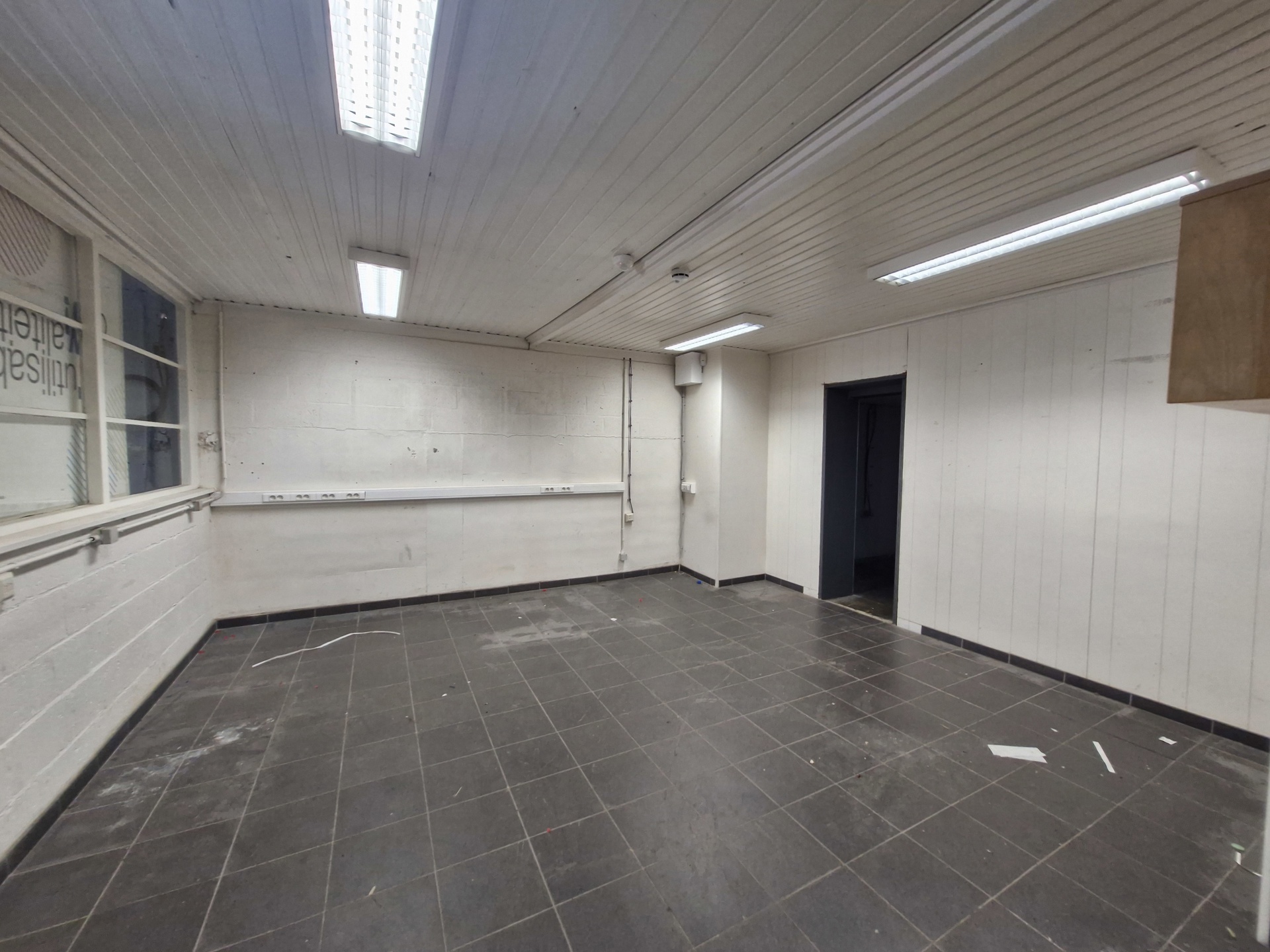 Te huur – Magazijn van 650 m² in Saint-Servais - foto 3