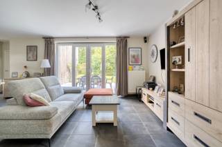 Op een prachtige, groene locatie in Sint-Job-in-’t-Goor, grenzend aan het bos, bevindt zich deze recente woning uit 2020. Dankzij de bijzondere indeling over drie niveaus biedt de woning tal van mogelijkheden voor een groot gezin, vrij beroep, kantoor of activiteit aan huis, inwonende ouders of een volwassen kind.<br /><br />Op het gelijkvloers bevinden zich een woonkamer, een open, geïnstalleerde keuken met aansluitend een praktische bijkeuken, twee slaapkamers en een badkamer. De leefruimte kijkt rechtstreeks uit op de tuin. De tuin grenst rechtstreeks aan de uitgestrekte Brechtse Heide, waar je via het achterpoortje meteen toegang hebt tot een prachtige groene omgeving met tal van wandel- en fietsmogelijkheden.<br /><br />De eerste verdieping vormt een tweede volwaardige leefverdieping met een ruime woonkamer en een volledig geïnstalleerde open keuken met kookeiland en eettafel. Daarnaast zijn er een bijkeuken en een afzonderlijke wasplaats. Via de openkeuken heb je toegang tot een zeer ruim zonneterras.<br /><br />Op de tweede verdieping bevinden zich nog eens drie slaapkamers en een badkamer.<br /><br />Met in totaal 5 slaapkamers, 2 badkamers en twee afzonderlijke leefniveaus is dit een woning die zich bijzonder flexibel laat gebruiken. Privé en professioneel kunnen hier op een comfortabele manier gecombineerd worden, terwijl ook kangoeroewonen of ruimte voor inwonende kinderen tot de mogelijkheden behoort.<br /><br />De ligging aan het bos maakt het geheel compleet: rust, privacy en natuur letterlijk aan de achtertuin, gecombineerd met het comfort van een recente woning.<br /><br />Een bijzonder veelzijdige eigendom voor wie op zoek is naar ruimte, groen én mogelijkheden voor wonen en werken onder één dak.<br />Plannen en attesten beschikbaar via www.lombaertsvastgoed.be <br /><br />Bijzonderheden :<br /> - Recente woning, gebouwd in 2020<br />- Prachtige en rustige ligging aan Brechtse Heide in Sint-Job-in-’t-Goor<br />- In totaal 5 slaapkamers<br />- 2 badkamers<br />- 2 afzonderlijke leefruimtes<br />- Uitstekend geschikt voor vrij beroep, kantoor of activiteit aan huis<br />- Interessante mogelijkheden voor inwonende ouders of volwassen kinderen<br />- Mogelijkheid om wonen en werken comfortabel van elkaar te scheiden<br />- Ideale combinatie van ruimte, flexibiliteit, hedendaags wooncomfort en natuur