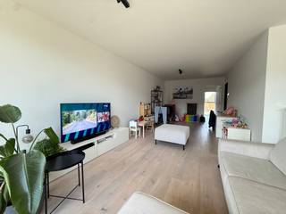 Het appartement maakt deel uit van residentie Brokaat en behoort tot het woonpark 'De Weverij' nabij Aalter Brug, aan het rustig en groen kerkplein. Hedendaagse en hoogwaardige materialen werden gebruikt om het appartementsgebouw te bouwen. Het appartement geeft uit op een mooi aangelegd plein dat je kan bewonderen vanop het zonnig terras!<br /><br />Indeling van het appartement: <br />Inkomhal met gastentoilet en bijhorende ruime berging, lichtrijke leefruimte dat toegang biedt tot het zuid gerichte terras alsook tot de volledig geïnstalleerde keuken, twee noordelijk gerichte slaapkamers en een badkamer.<br /><br />Gemeenschappelijke syndicuskosten bedragen €60/maand.<br />Beschikbaar vanaf 01/11/2026.<br /><br />Oppervlakte appartement: 96,38 m²<br />Oppervlakte Zuid gericht terras: 12,65 m²<br /><br />Contacteer ons snel voor uw bezoek!