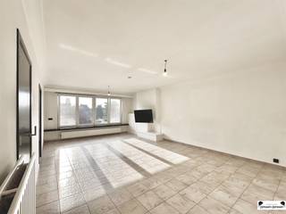 <h3><span>Centraal gelegen duplexappartement nabij het gemeentepark van Schoten</span></h3><p><span>Dit centraal gelegen duplexappartement bevindt zich op een toplocatie, op slechts een steenworp afstand van het gemeentepark van Schoten. Dankzij de gunstige ligging geniet je van een ideale woonomgeving: het dorpscentrum is gemakkelijk bereikbaar te voet of met de fiets, en ook het openbaar vervoer bevindt zich in de directe nabijheid. Bovendien is er een vlotte verbinding met de snelweg en andere belangrijke uitvalswegen, wat zorgt voor een uitstekende mobiliteit.</span></p><h4><span>Kenmerken van het appartement</span></h4><ul><li><span>Ligging: tweede en derde verdieping van een kleinschalig gebouw (3 verdiepingen)</span></li><li><span>Belangrijkste renovaties en vernieuwingen:</span><ul><li><span>Nieuwe ramen en vliegenramen (2016)</span></li><li><span>Automatische rolluiken aan de voorzijde (2016)</span></li><li><span>Gevelrenovatie achterzijde (2018)</span></li><li><span>Vernieuwde en gekeurde elektriciteit (2021)</span></li><li><span>Nieuwe verwarmingsketel (2023)</span></li><li><span>Airconditioning (LG Dual Inverter, 2023)</span></li></ul></li></ul><h4><span>Indeling</span></h4><p><span>Tweede verdieping:</span></p><ul><li><span>Centrale hal met vestiairekast</span></li><li><span>Ruime woonkamer (32 m²)</span></li><li><span>Aparte keuken (8 m²), uitgerust met inductiekookplaat (2023), dampkap, spoelbak, oven (2019) en vaatwasser (2021)</span></li><li><span>Badkamer (4 m²) met ligbad/douche, lavabomeubel, handdoekdroger en toilet</span></li><li><span>Twee slaapkamers (11 m² en 14 m²), waarvan de kleinste toegang biedt tot een gezellig terrasje</span></li></ul><p><span>Derde verdieping:</span></p><ul><li><span>Open ruimte (28 m²) met ingemaakte kasten, ideaal als bureauruimte, hobbykamer of extra slaapkamer</span></li><li><span>Ruim dakterras (30 m²) met westelijke oriëntatie, perfect om in de namiddag- en avondzon te ontspannen</span></li></ul><h4><span>Extra troeven</span></h4><ul><li><span>Garagebox beschikbaar voor 30.000</span></li><li><span>Totale bruikbare vloeroppervlakte: 108 m²</span></li></ul><p><span>Dit goed onderhouden en instapklaar appartement combineert comfort, licht en ruimte op een uiterst centrale locatie. Een ideale keuze voor wie op zoek is naar zorgeloos woongenot met alle voorzieningen binnen handbereik.</span></p><p><span>Instelprijs:</span><span><br /></span><span>De vermelde prijs is een richtprijs</span><span>. Deze methode geeft u, als potentiële koper, de kans om op een </span><span>transparante manier</span><span> te bieden. Na ontvangst van de biedingen beslist de verkoper of hij/zij de eigendom verkoopt aan het hoogste bod. De richtprijs is dus niet bindend voor de verkoper.</span></p><p><span> </span></p>